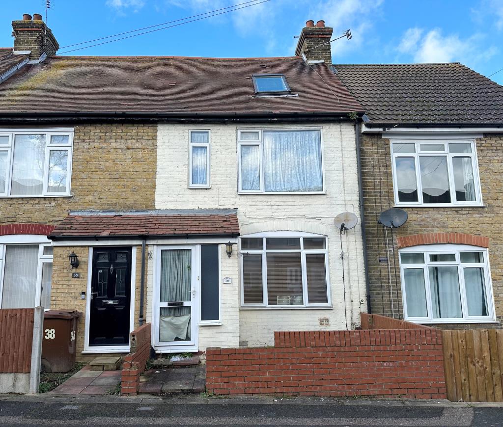 Lot: 14 - TERRACE HOUSE FOR IMPROVEMENT -
